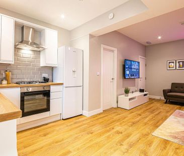 1 bedroom in a house share to rent - Photo 2