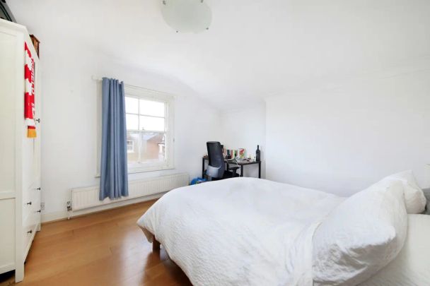 4 bedroom flat in London - Photo 1