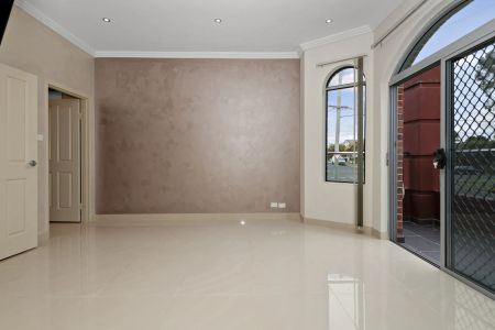 Spacious Family Residence! - Photo 5