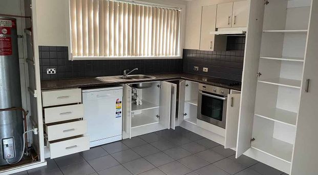 3 BEDROOM HOUSE WITH 1 BATH & 2 TOILETS. - Photo 1