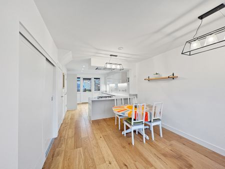 This modern 3 bedroom, spacious property is offered fully furnished as photographed, providing a bright, comfortable, and ready-to-move-in home ideal for professionals. - Photo 3