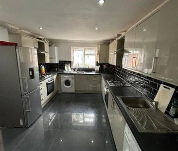 1 bedroom in a house share to rent - Photo 4