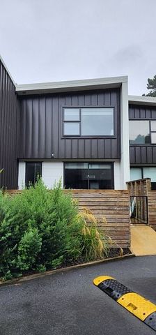 Master Bedroom with Ensuite and Carpark - Couples - Photo 4