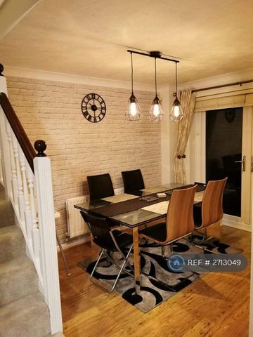 4 bedroom detached house to rent - Photo 2