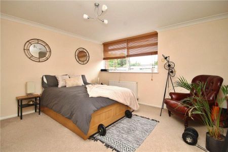 2 bedroom maisonette to rent - Photo 2