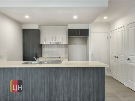 MODERN, 2 BEDROOM UNIT IN CENTRAL LOCATION - Photo 5