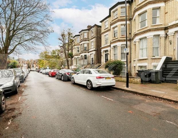 A well-presented one-bedroom furnished flat located on the popular Garlinge Road, NW2 - Photo 1