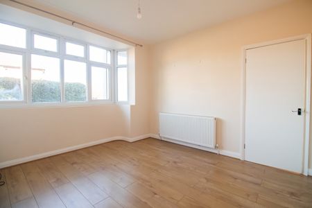 3 Bed Semi-Detached House, Roehampton Drive, LE18 - Photo 4