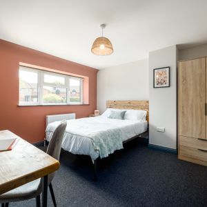 OX Living is proud to present this high-quality 7-bedroom co-living property, perfect for working professionals looking for stylish, stress-free living. - Photo 2