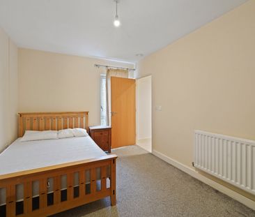 3 Bed Flat, Clarence Avenue, IG2 - Photo 3