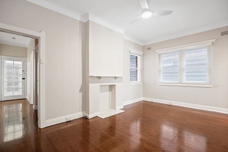 Art Deco Apartment Filled with Charm - Photo 2