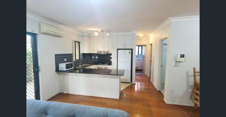 FULLY FURNITURE! Perfectly Positioned 3 Bedroom Apartment! - Photo 4