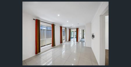 Spacious 4-Bedroom House with Solar Panels & Battery Inverter - Photo 4