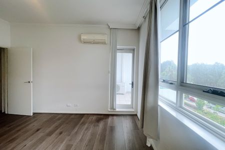 Spacious three bedrooms apartment with timber floor throughout and big balcony! - Photo 3