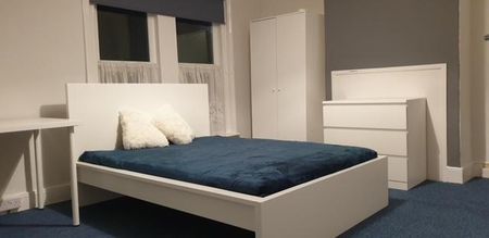 4 bedroom end of terrace house to rent - Photo 4
