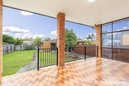 Large, Modern Freestanding House - Photo 2