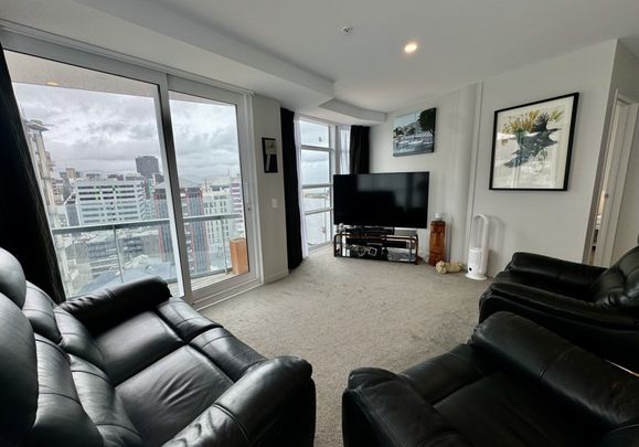 Three bedroom sun filled apartment - Photo 1