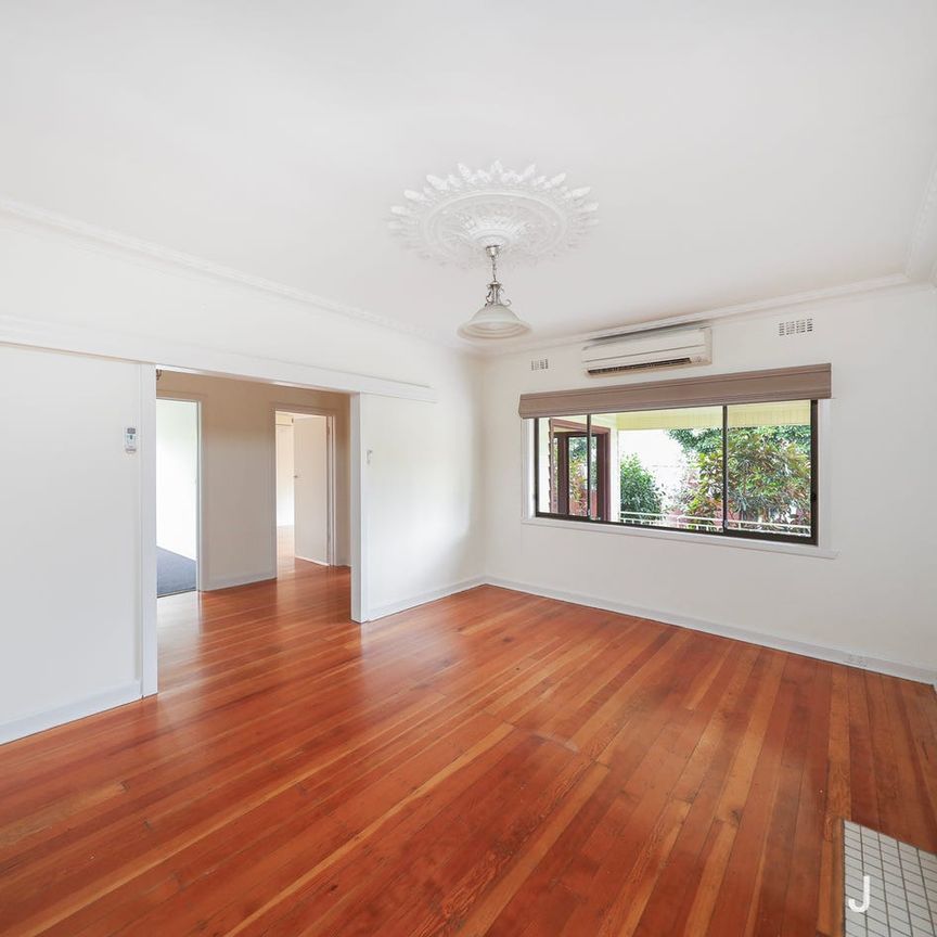 UPDATED FAMILY HOME IN PRIME LOCATION! - Photo 1