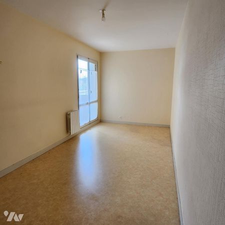Appartement lumineux avec balcon – La Ferté-Bernard (proche centre-ville) - Photo 3
