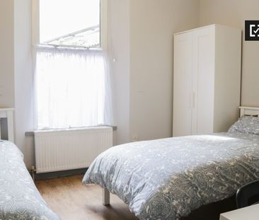 Bed for rent in 6-bedroom house in Phibsborough - Photo 1