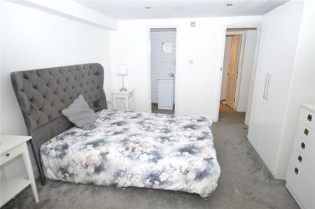 3 bedroom flat to rent - Photo 4
