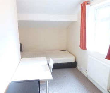 4 bedroom semi-detached house to rent - Photo 5