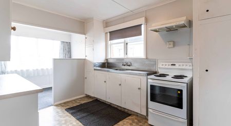 Tidy three bedroom home - Photo 2