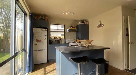 Five bedroom student property - Breaking Lease! - Photo 3