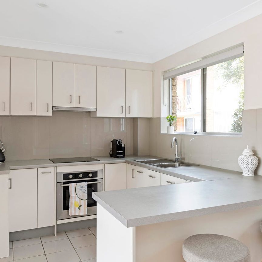 Bright & spacious living in convenient Freshwater location - Photo 1