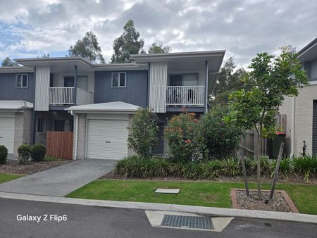 NEW ULTRA MODERN LUXURY 3 BEDROOM TOWNHOUSE with DUCTED AIR-CON - Photo 4