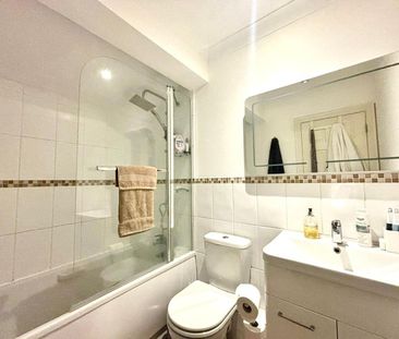 Wychwood, Camberley, Surrey, GU15 - Photo 2