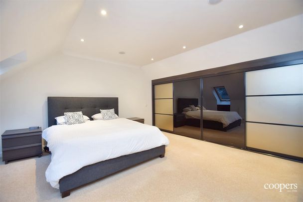 5 bedroom house - detached - Photo 1