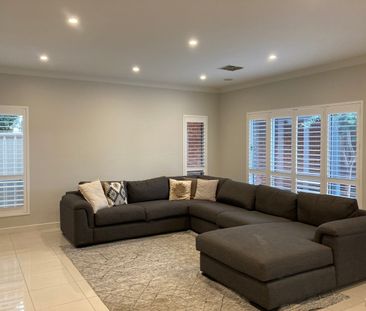 Spacious Courtyard Home - Photo 5