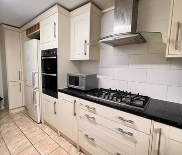 Room in a Shared House, Douglas Close, SM6 - Photo 3
