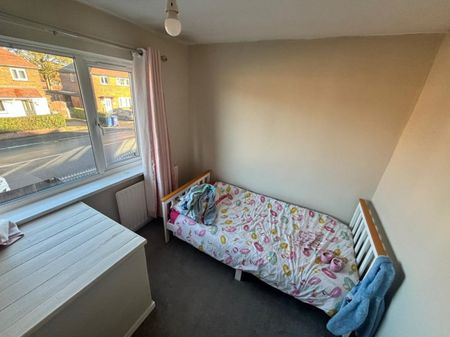 3 bed Semi-Detached - To Let - Photo 3