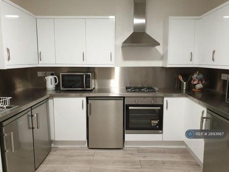 1 bedroom in a house share to rent - Photo 2