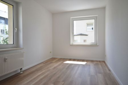 Laminat • Balkon mit Sonne • 2-Raum • Tageslichtbad mit Wanne • ruhige Lage • jetzt Termin machen! - Photo 2