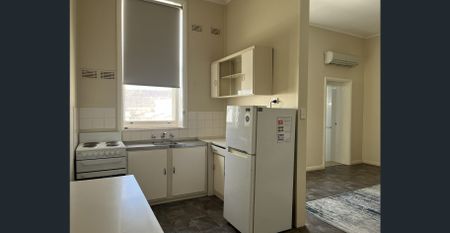 Central unit overlooking CBD - Photo 4