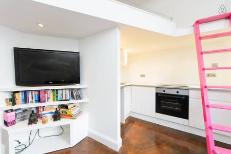 Studio Flat, Old Brompton Road, SW5 - Photo 2
