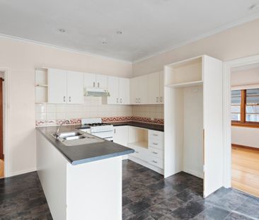 LOVELY THREE BEDROOM HOME - Photo 3