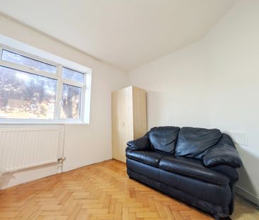 Studio Flat, Denman House, N16 - Photo 1
