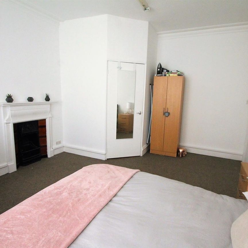 Room 6 - Photo 1