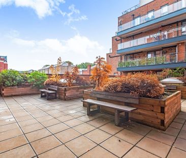 High Road, Whetstone - Photo 1