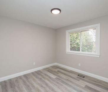 For Lease - 402 Third Line, Oakville, Ontario - Photo 4