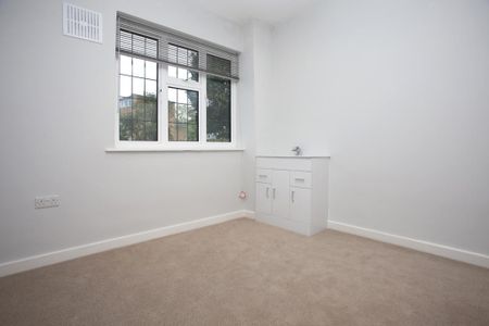 4 bedroom semi-detached house to rent - Photo 4
