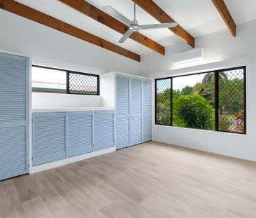 SPACIOUS FAMILY HOME ON MASSIVE BLOCK! - Photo 6