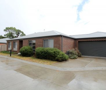 Modern 3 bedroom unit in great location. - Photo 1