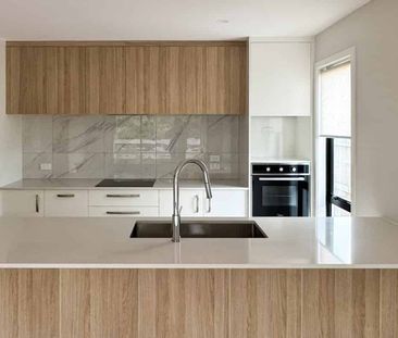 Brand new three bedroom townhouse finished to a high standard. - Photo 3