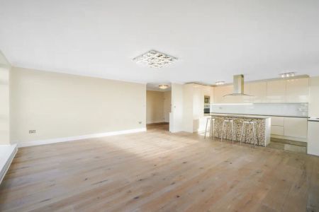 3 bedroom flat in St. Johns Wood Park - Photo 4