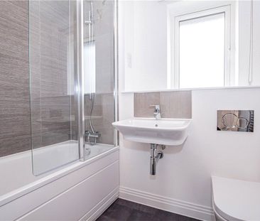 Newly built three bedroom house with garden and driveway parking. - Photo 6